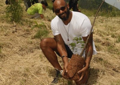 Prefeitura de Nova Iguaçu planta mais de 200 mudas de árvores na Serra do Vulcão