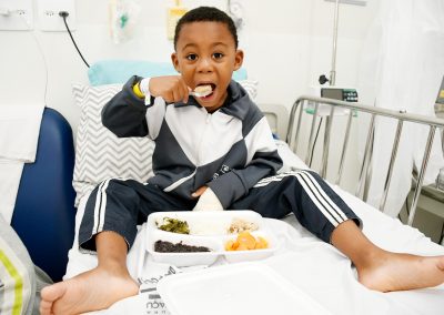 Refeições divertidas alegram as crianças do Hospital Geral de Nova Iguaçu
