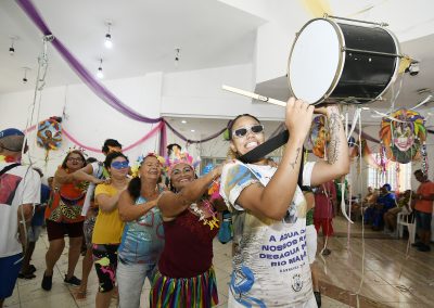 Esmuti celebra a chegada da folia com baile de carnaval para idosos
