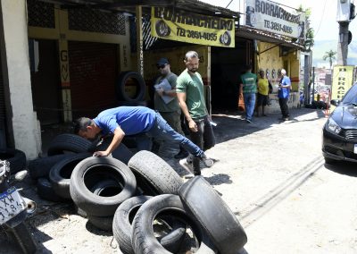 Prefeitura de Nova Iguaçu percorre borracharias e faz alerta sobre descarte irregular de pneus