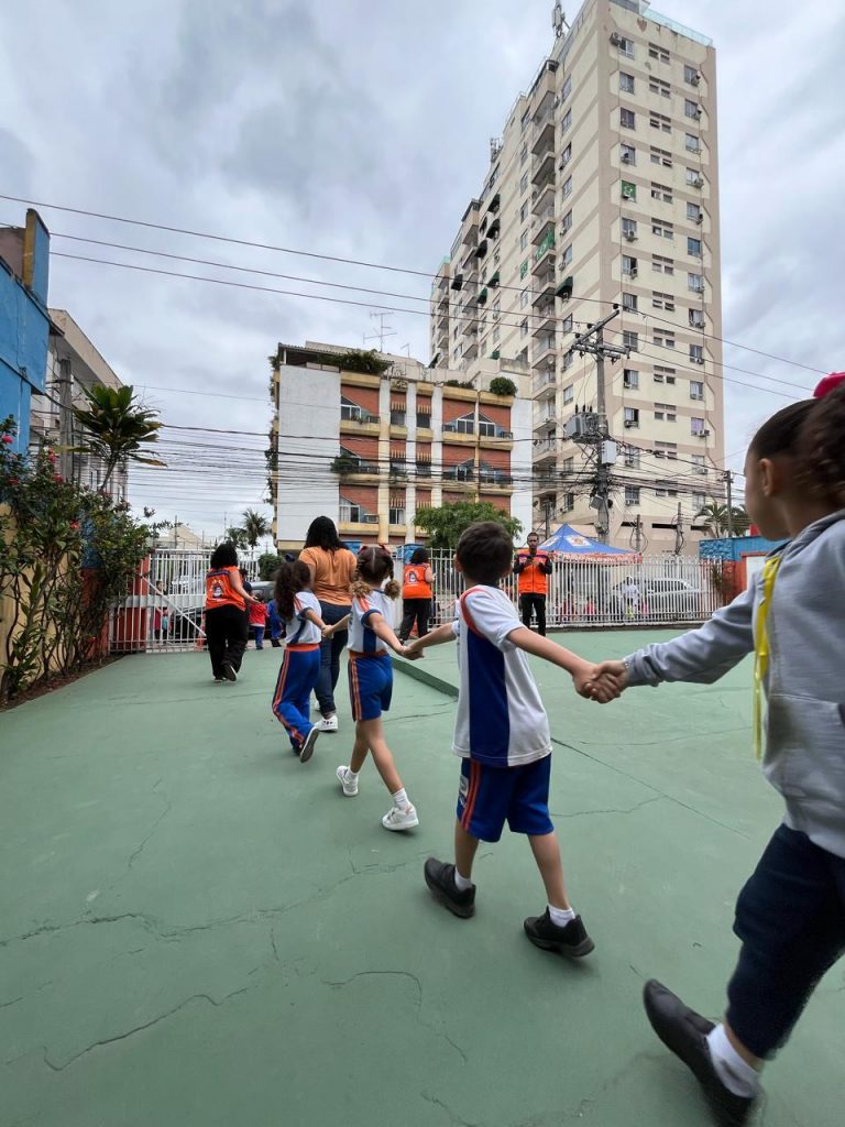 Defesa Civil faz exercício simulado em escola municipal de Nova Iguaçu ...