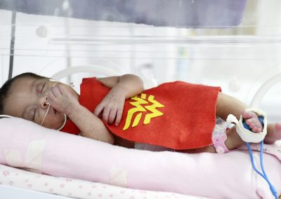 Prematuros do Hospital Iguassú são fantasiados de super-heróis em homenagem a luta pela vida