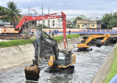 Nova Iguaçu intensifica limpeza de rios e valões para evitar enchentes causadas pelas chuvas de verão
