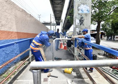 Prefeitura de Nova Iguaçu instala barreiras nas passarelas para impedir passagem de motociclistas
