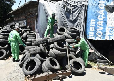 Prefeitura de Nova Iguaçu faz combate ao Aedes Aegypti em borracharias da cidade