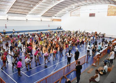 Projeto “Esporte é Saúde nos Bairros” reúne centenas de pessoas em aulão na Vila Olímpica de Nova Iguaçu