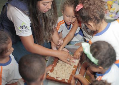 Projeto em Nova Iguaçu transforma bitucas de cigarro em artes e educação ambiental nas escolas