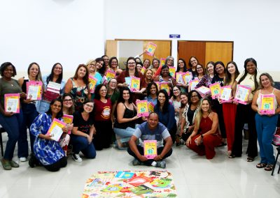 Escolas de Nova Iguaçu recebem livros sobre mudanças climáticas e reforçam importância da educação ambiental