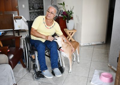 Cadela resgatada de rua em Nova Iguaçu ajuda nova tutora a recuperar alegria após grandes perdas