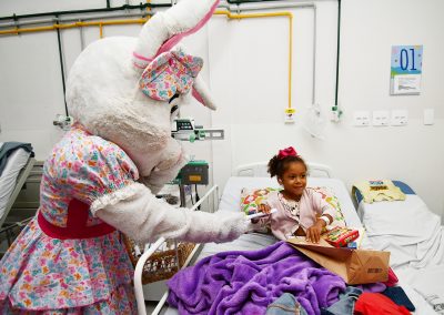 Páscoa no HGNI: coelhinhos e chocolate levam alegria às crianças na pediatria