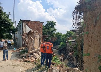 Defesa Civil de Nova Iguaçu faz vistoria em casa vazia que desabou às margens do Rio Botas