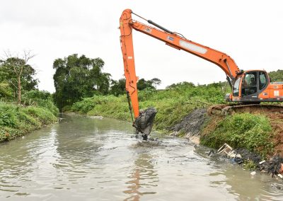 Prefeitura de Nova Iguaçu realiza limpeza periódica de rios e valões para evitar transbordamentos