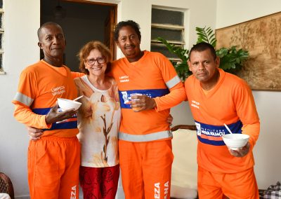 Moradora de Nova Iguaçu prepara café da manhã especial para homenagear o Dia do Gari