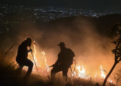 Equipes da Guarda Municipal Ambiental e do Meio Ambiente de Nova Iguaçu atuam por cerca de 10h no combate ao incêndio na Serra do Vulcão