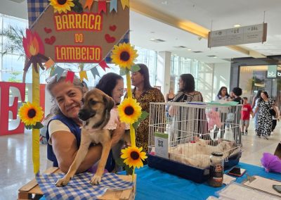 Feira de adoção de animais com tema de festa junina conquista público em Nova Iguaçu