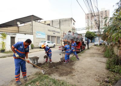 Prefeitura de Nova Iguaçu intensifica limpeza de bueiros e ralos para prevenir alagamentos
