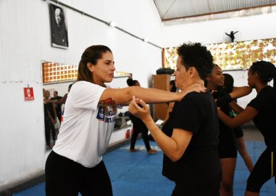 Mulheres aprendem defesa pessoal em aulas gratuitas na Vila Olímpica de Nova Iguaçu