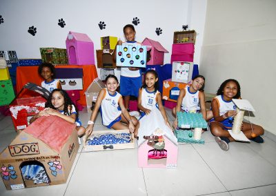 Alunos de Nova Iguaçu entregam mais de 300 itens utilitários para protetores de animais no projeto “Educar para Cuidar”