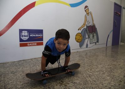 Menino de cinco anos que não anda vira sensação em Nova Iguaçu ao superar limites com um skate