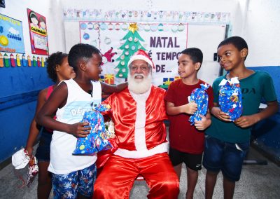 Papai Noel visita alunos de escola municipal de Nova Iguaçu e leva magia natalina a cerca de 400 crianças