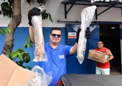 Prefeitura de Nova Iguaçu distribui uma tonelada de pescado para instituições socioassistenciais