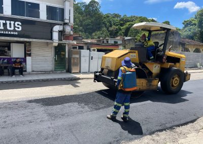 Parceria entre Prefeitura de Nova Iguaçu e Governo do Estado segue pavimentando ruas de Vila de Cava