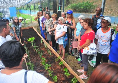 Oficina de jardinagem promove encontro entre gerações no Espaço Municipal da Terceira Idade