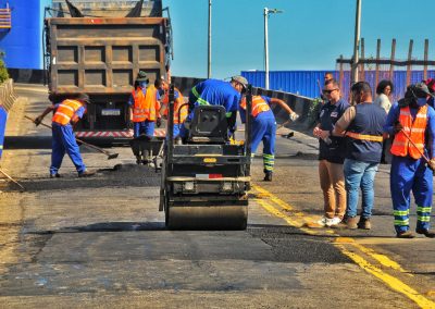 Prefeitura de Nova Iguaçu realiza força-tarefa de tapa-buraco no Centro durante feriado