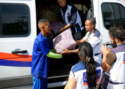 Alunos dos CRAS de Nova Iguaçu transformam cobertores em sobretudos para proteger população em situação de rua do frio