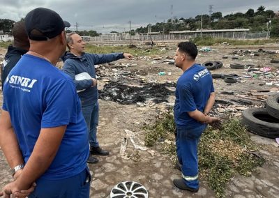 Prefeito Dudu Reina flagra descarte irregular de pneus em Nova Iguaçu e empresa será multada