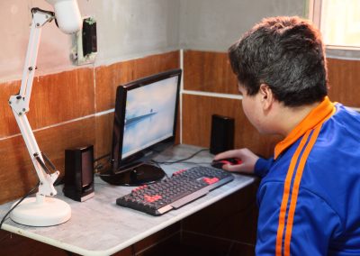 Aluno que perdeu a visão reencontra autonomia em escola da rede municipal de Nova Iguaçu