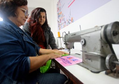 Projeto da Secretaria da Mulher de Nova Iguaçu capacita mulheres e ajuda animais à espera de adoção