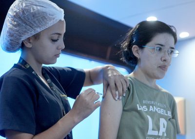 Nova Iguaçu vacina pessoas de 15 a 24 anos contra meningite