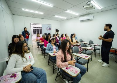 Protetoras de animais participam de encontro sobre Outubro Rosa em Nova Iguaçu
